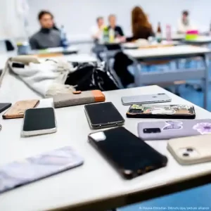 Leia mais sobre o artigo Proibição do Uso de Celulares nas Escolas: Um Passo para Reencontrar o Foco no Ensino?