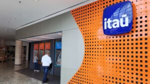 Leia mais sobre o artigo Itaú demite mil funcionários e reacende debate sobre limites do monitoramento no home office