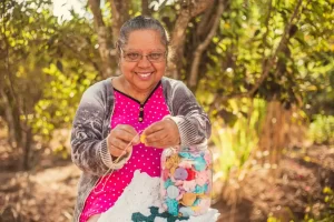Leia mais sobre o artigo Dona Rosinha lança seu primeiro livro e dá voz às memórias do Quilombo Morro Santo Antônio em Itabira