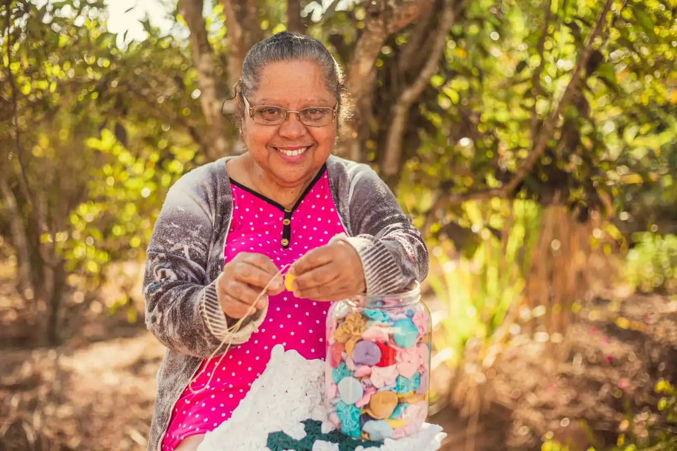 Leia mais sobre o artigo Dona Rosinha lança seu primeiro livro e dá voz às memórias do Quilombo Morro Santo Antônio em Itabira
