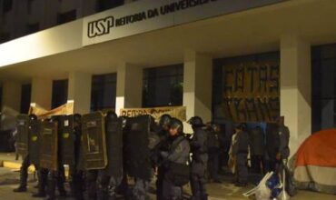 USP repudia ação violenta da PM em desocupação da Reitoria; estudantes relatam feridos